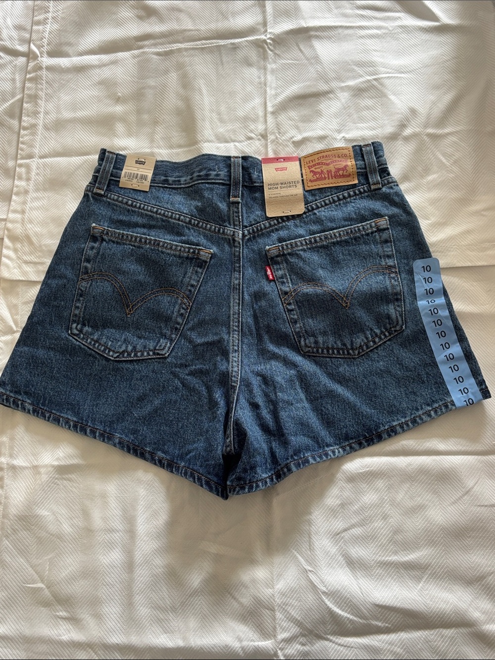 NEW Levi's High-Waisted Mom Denim Jean Shorts Sz 30 / 10 - Picture 5 of 7